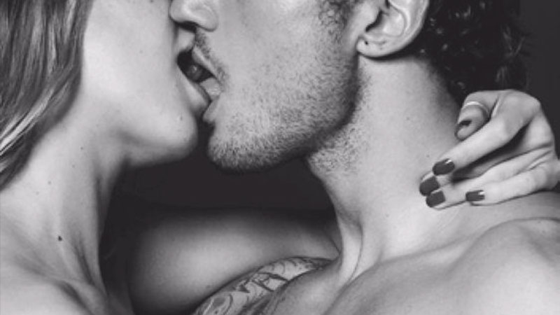 Целование груди. Страстный поцелуй. Страстный поцелуй с языком. Поцелуи страстные в губы. Сладкий поцелуй.